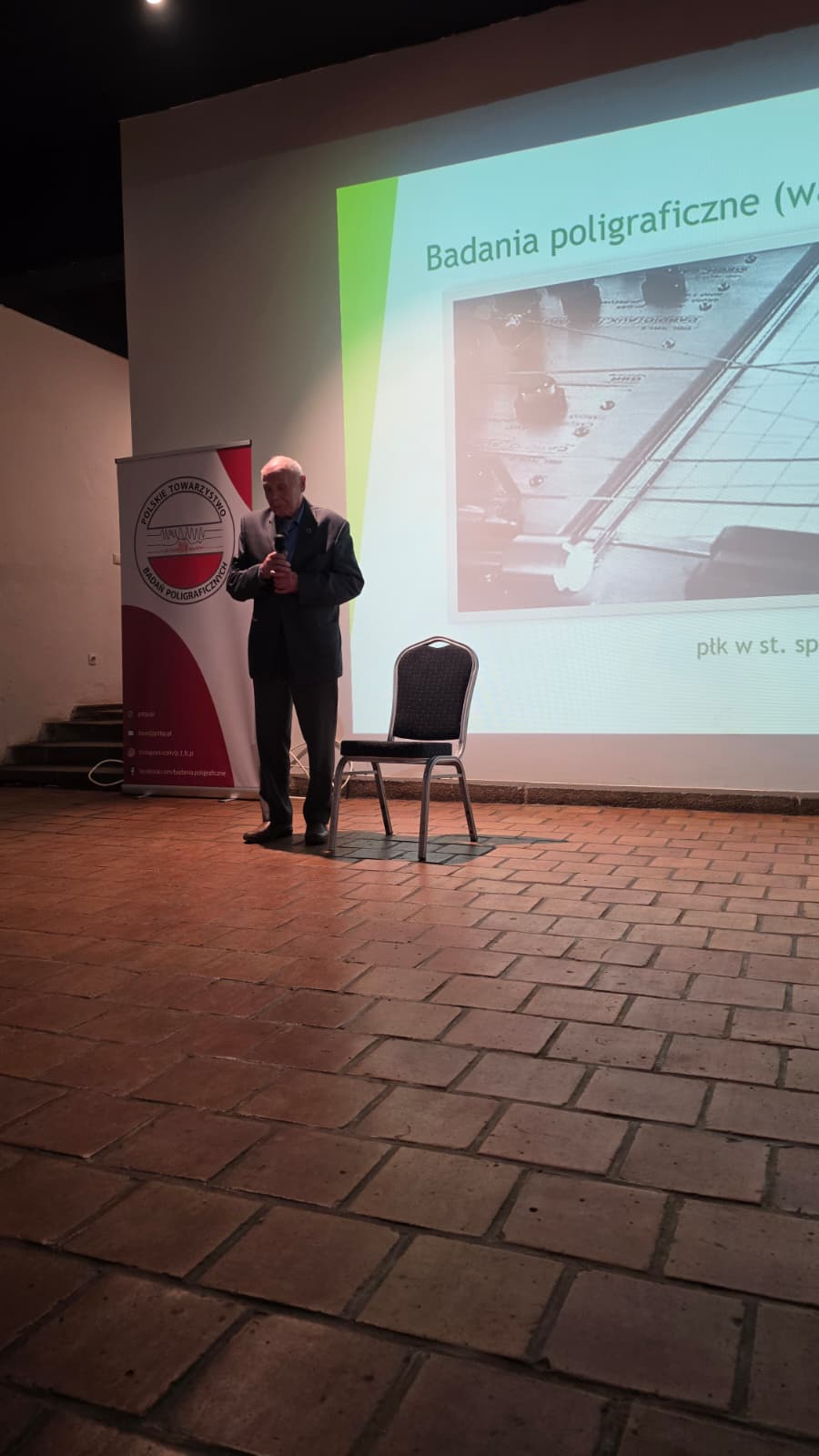 Prelegent podczas wykładu o badaniach poligraficznych na seminarium PTBP w Reszlu